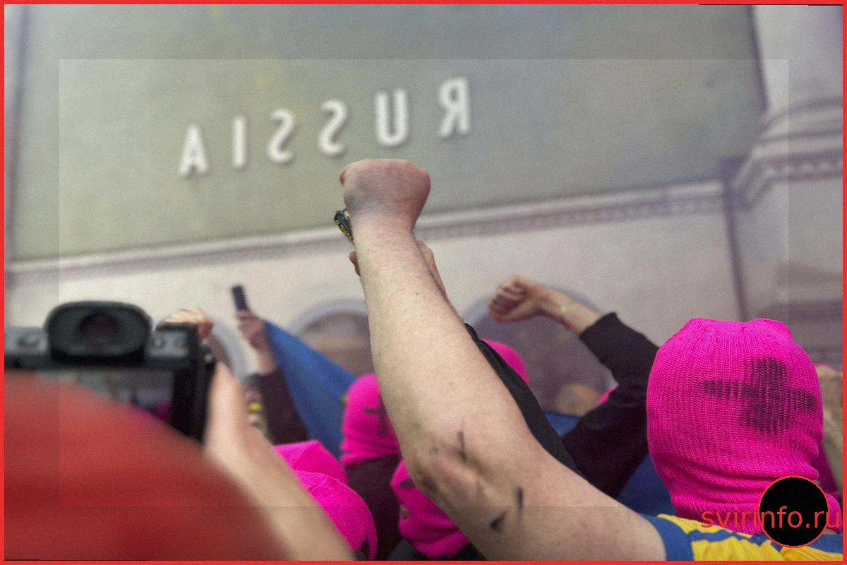 Pussy Riot и FEMEN протестуют у Российского павильона на Венецианской биеннале: «Кровь — истинный язык России»