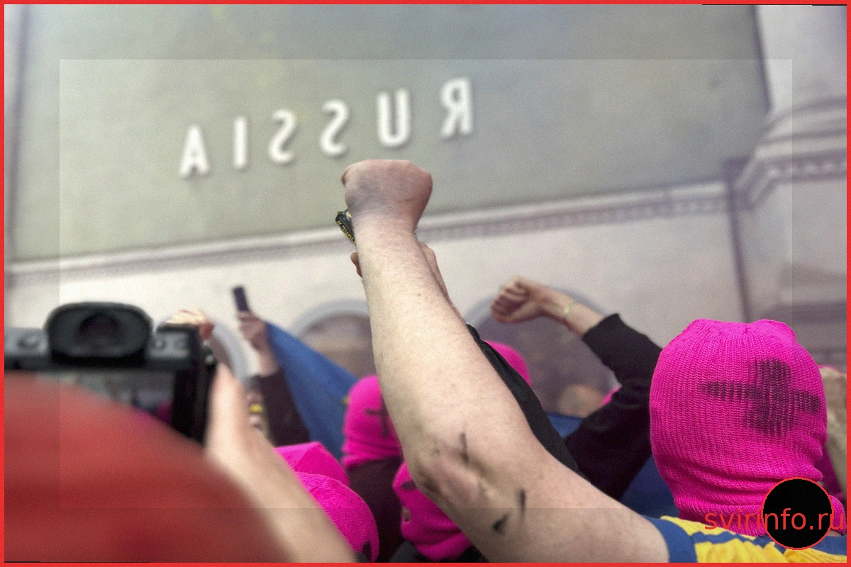 Pussy Riot и FEMEN протестуют против российского павильона на Венецианской биеннале: «Кровь — истинный язык России»