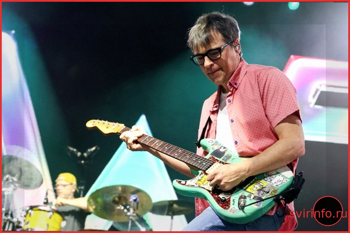 Риверс Куомо из Weezer Делится 15 Неожиданными Акустическими Каверами из Архивов